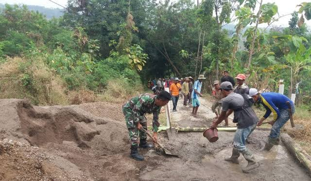 Warga desa bergotong royong